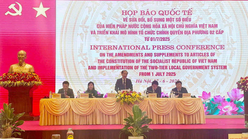 Họp báo quốc tế về sửa đổi, bổ sung Hiến pháp và triển khai mô hình chính quyền địa phương 2 cấp