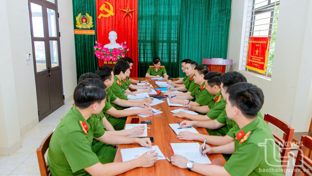 Các buổi họp giao ban, lực lượng cán bộ, chiến sĩ Công an phường Đồng Bẩm luôn nêu cao tinh thần trách nhiệm hoàn thành tốt nhiệm vụ được giao.
