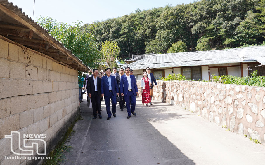 Đoàn công tác của tỉnh Thái Nguyên tham quan mô hình làng nông thôn mới của tỉnh Gyeongsangbuk-do, tháng 10-2023. Ảnh: T.L