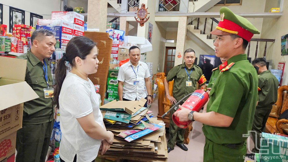 Công an phường Đồng Bẩm (TP. Thái Nguyên) là một trong 7 đơn vị công an phường của tỉnh đạt chuẩn kiểu mẫu về an ninh trật tự và văn minh đô thị. Trong ảnh: Cán bộ Công an phường Đồng Bẩm tuyên truyền, hướng dẫn hộ kinh doanh sử dụng bình chữa cháy.