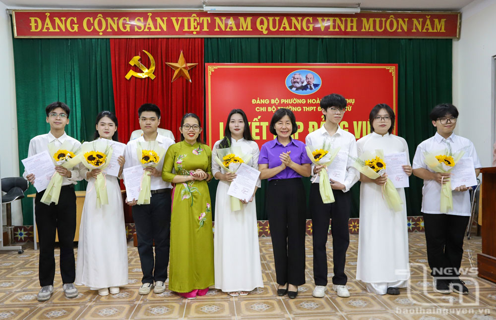 Đại diện Đảng ủy phường Hoàng Văn Thụ và Chi bộ Trường THPT Đào Duy Từ trao quyết định kết nạp đảng viên mới.