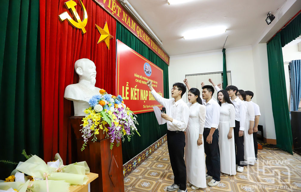 7 học sinh Trường THPT Đào Duy Từ vinh dự được kết nạp Đảng