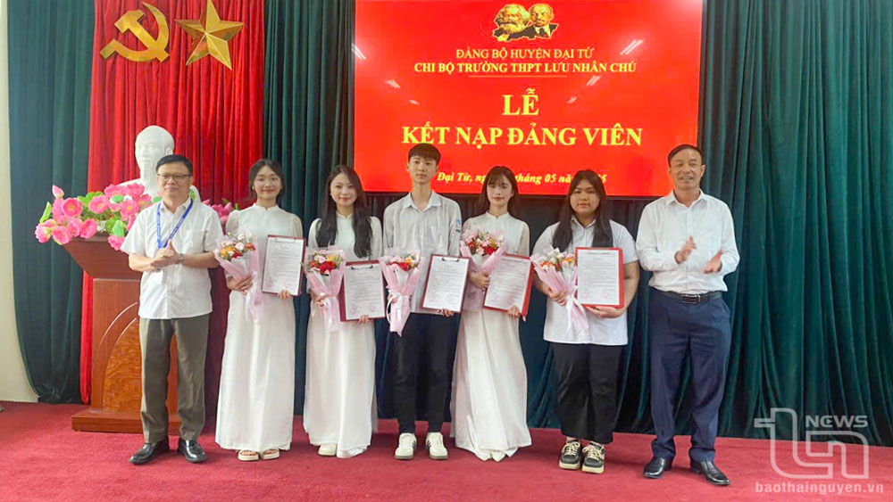 Lãnh đạo huyện Đại Từ trao quyết định kết nạp đảng cho các em học sinh Trường THPT Lưu Nhân Chú.