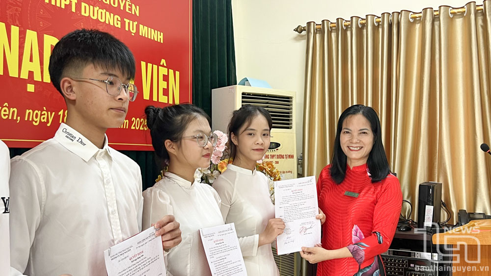 Chi bộ Trường THPT Dương Tự Minh: Kết nạp 7 đảng viên là học sinh