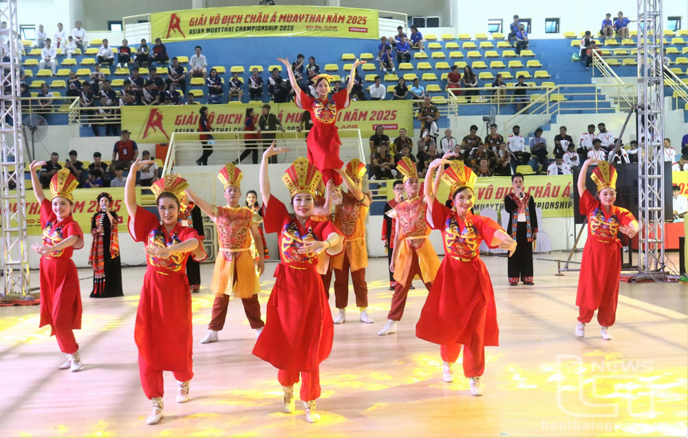 Chương trình văn nghệ chào mừng do các nghệ sĩ, diễn viên Trung tâm Văn hóa, Nghệ thuật tỉnh Thái Nguyên biểu diễn.