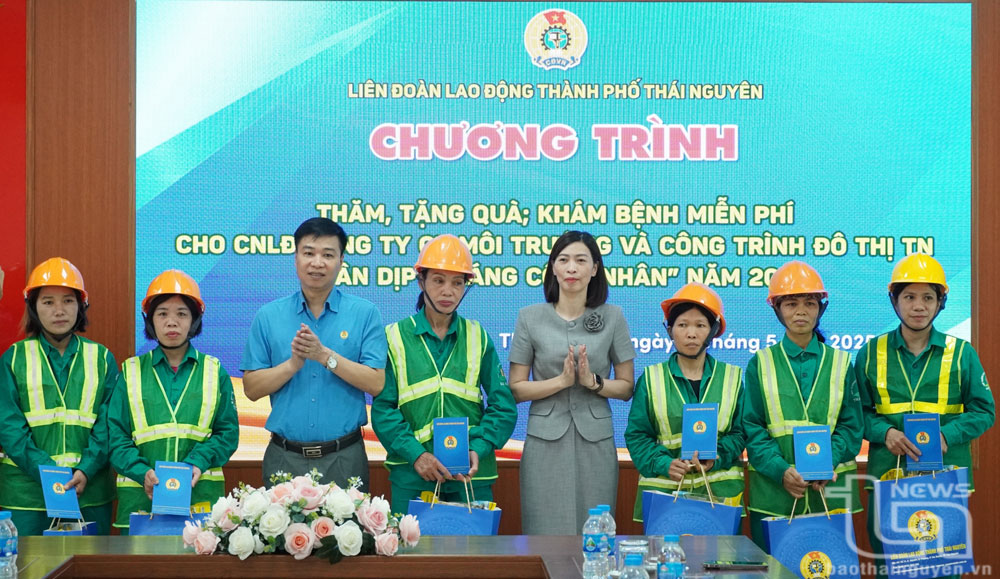 Cùng với tổ chức khám sức khỏe miễn phí, Công ty CP Môi trường và Công trình đô thị Thái Nguyên còn tặng quà người lao động có hoàn cảnh khó khăn trong Tháng Công nhân.