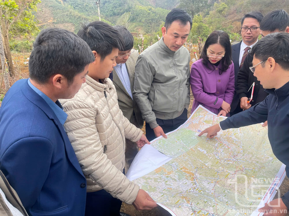 Lãnh đạo Sở Xây dựng Thái Nguyên và UBND huyện Võ Nhai khảo sát tuyến đường cao tốc Lạng Sơn - Thái Nguyên - Tuyên Quang.