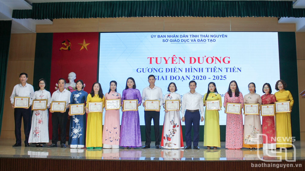 Lãnh đạo Sở Giáo dục và Đào tạo trao Giấy khen tặng các cá nhân có thành tích xuất sắc trong công tác giai đoạn 2020-2025.