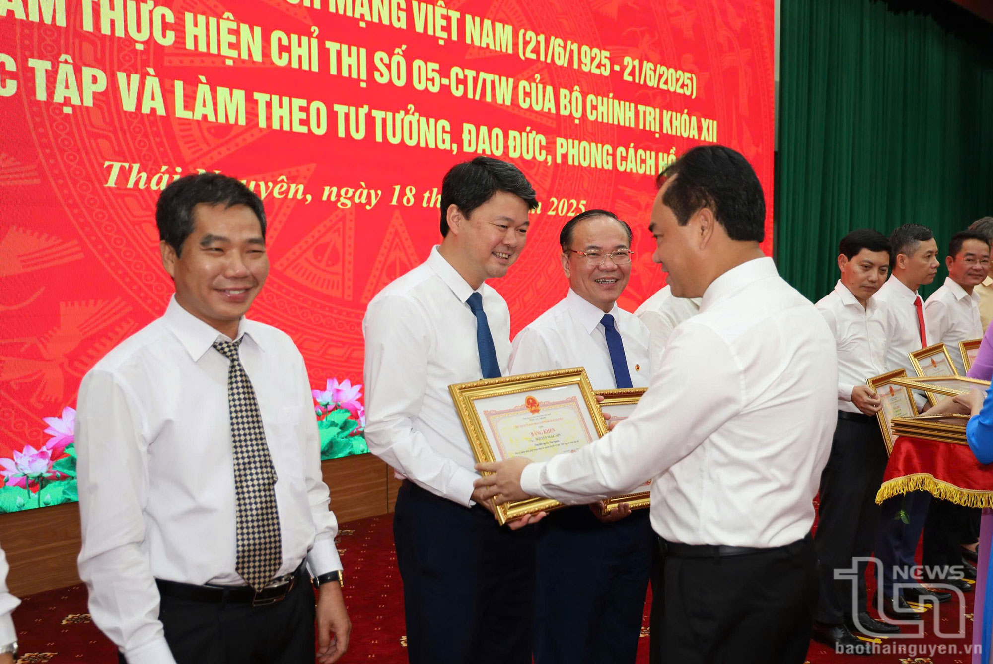 Đồng chí Bí thư Tỉnh ủy Trịnh Việt Hùng trao Bằng khen của UBND tỉnh tặng các cá nhân có nhiều đóng góp trong công tác tuyên truyền về tỉnh Thái Nguyên trên báo chí.