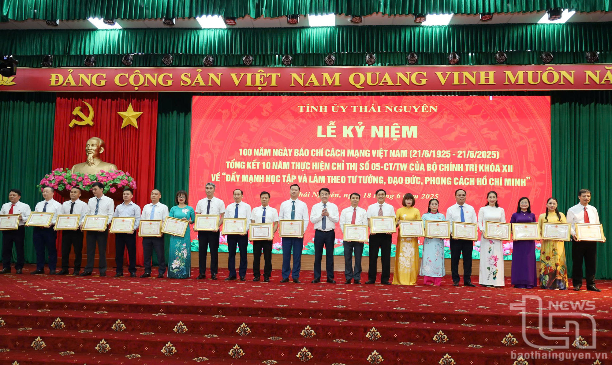 Đồng chí Phó Chủ tịch Thường trực UBND tỉnh Nguyễn Thanh Bình trao Bằng khen của UBND tỉnh tặng các cá nhân có nhiều đóng góp trong công tác tuyên truyền về tỉnh Thái Nguyên trên báo chí.