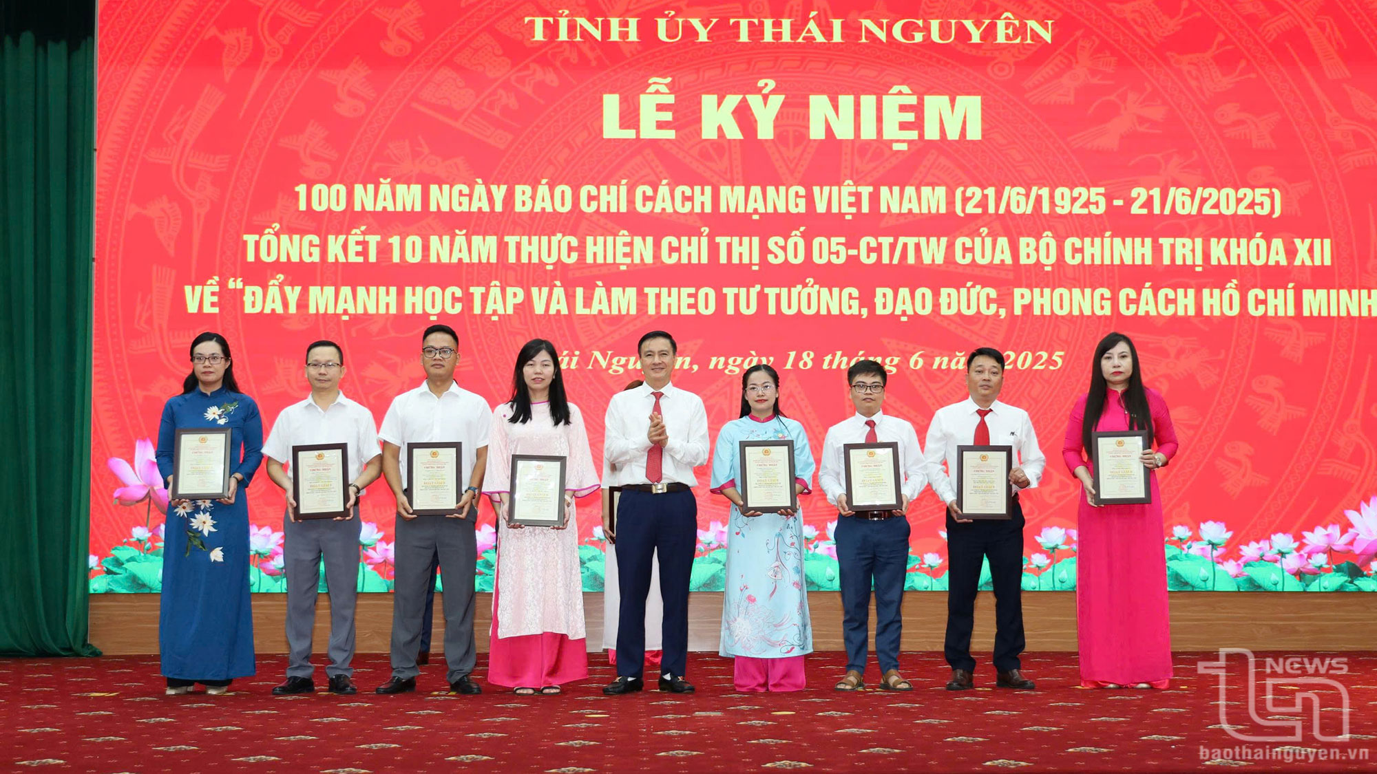 Đồng chí Trưởng Ban Tuyên giáo và Dân vận Tỉnh ủy Vũ Duy Hoàng trao giải cho các tác giả, đại diện nhóm tác giả đạt giải A trong Cuộc thi báo chí Đưa Nghị quyết Đại hội Đảng bộ tỉnh Thái Nguyên lần thứ XX, nhiệm kỳ 2020-2025 vào cuộc sống.