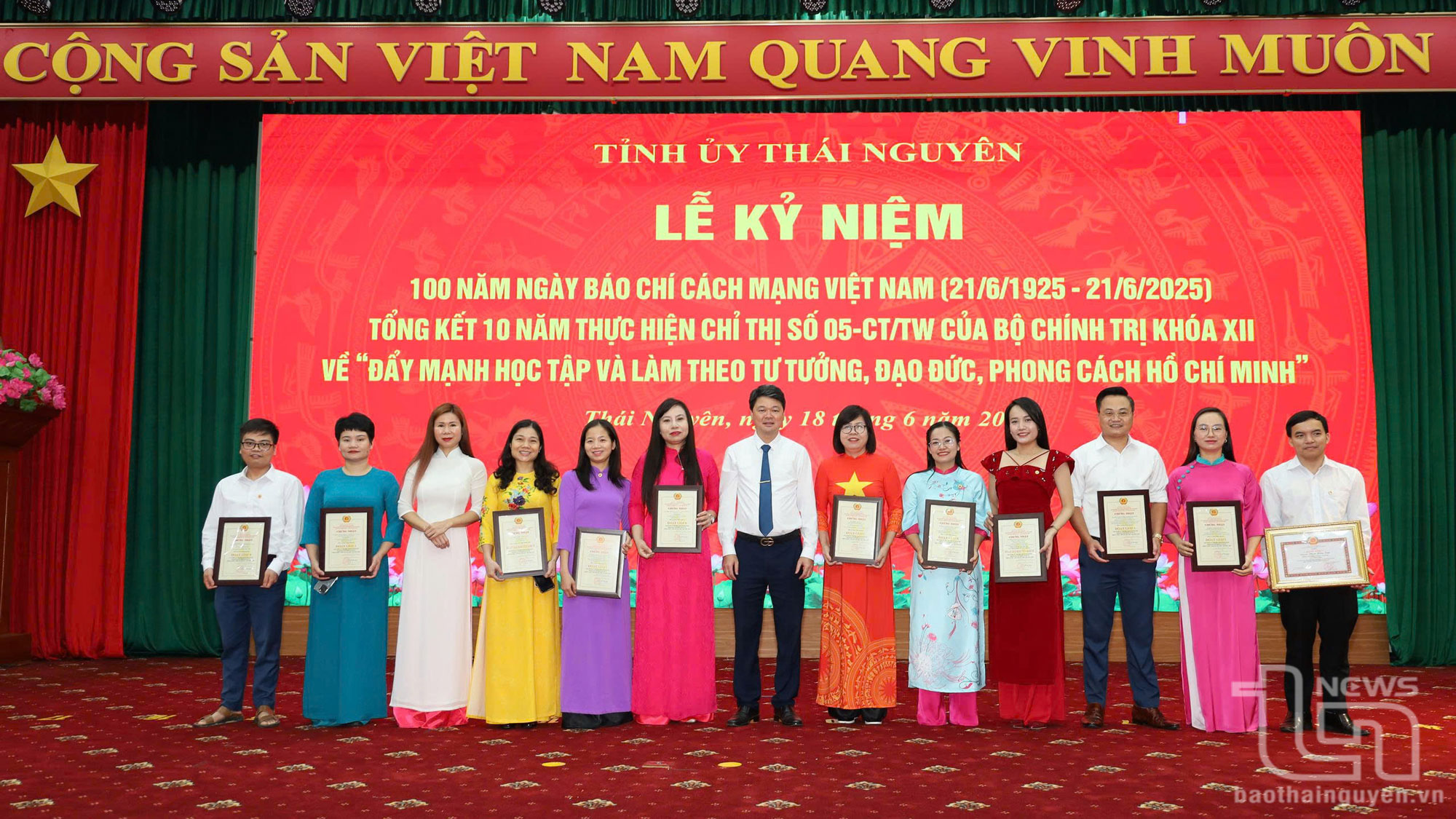 Các tác giả, đại diện nhóm tác giả của Báo Thái Nguyên đạt giải trong Cuộc thi báo chí Đưa Nghị quyết Đại hội Đảng bộ tỉnh Thái Nguyên lần thứ XX, nhiệm kỳ 2020-2025 vào cuộc sống.
