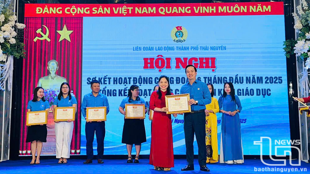 Khen thưởng các tập thể, cá nhân xuất sắc trong hoạt động công đoàn