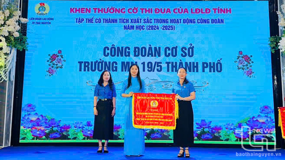 Đại diện lãnh đạo Liên đoàn Lao động tỉnh trao Cờ thi đua tặng Công đoàn cơ sở Trường Mầm non 19-5.