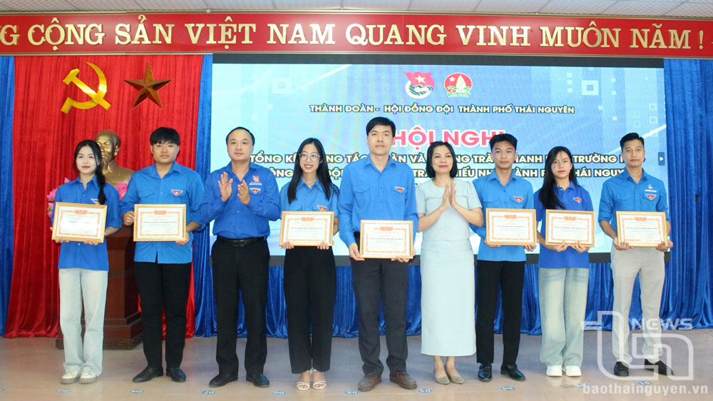 Ban Tổ chức trao khen thưởng cho các tập thể có thành tích xuất sắc trong công tác đoàn, đội và phong trào thanh thiếu nhi năm học 2024-2025.