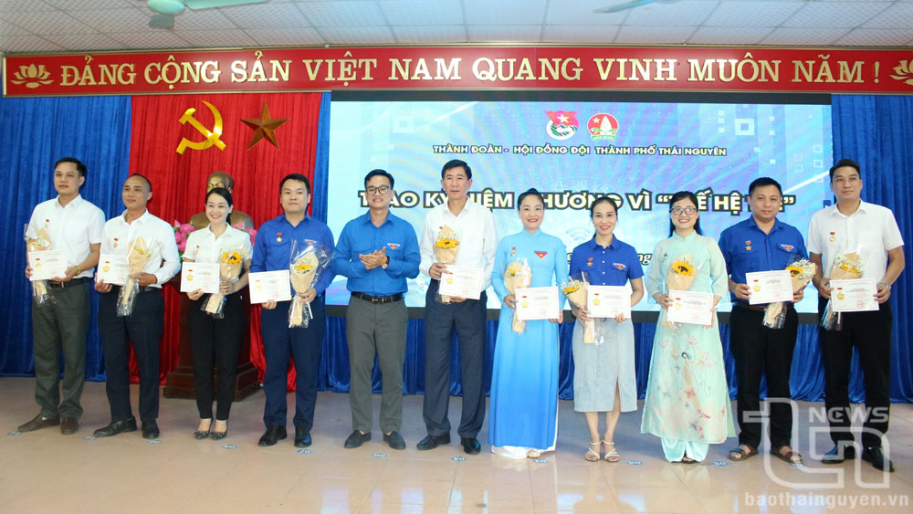 Khen thưởng 187 tập thể, cá nhân xuất sắc trong công tác đoàn, đội
