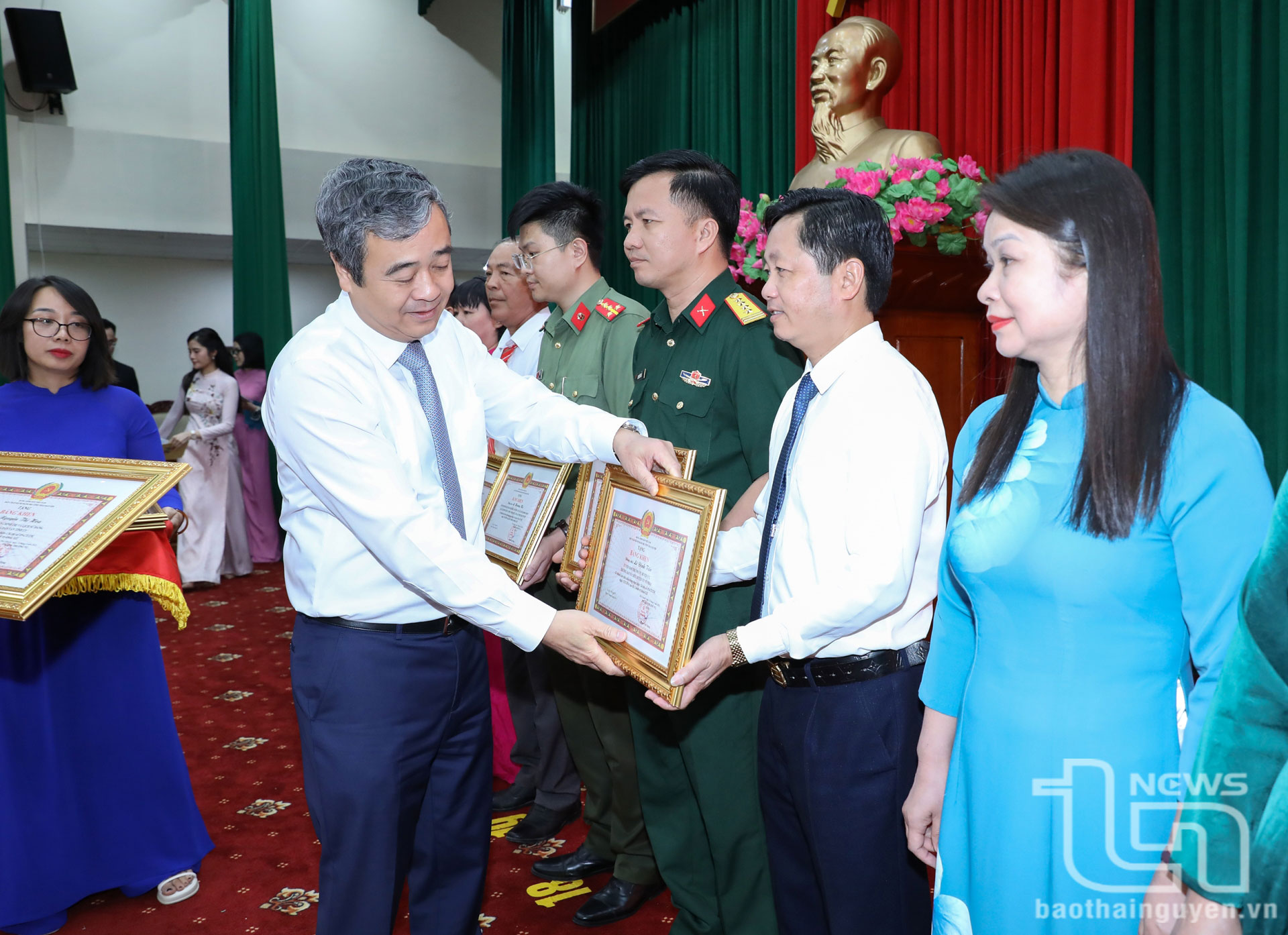 Đồng chí Phó Trưởng ban Tuyên giáo và Dân vận Trung ương Ngô Đông Hải trao Bằng khen của Ban Thường vụ Tỉnh ủy tặng các tập thể xuất sắc trong thực hiện Chỉ thị số 05-CT/TW.