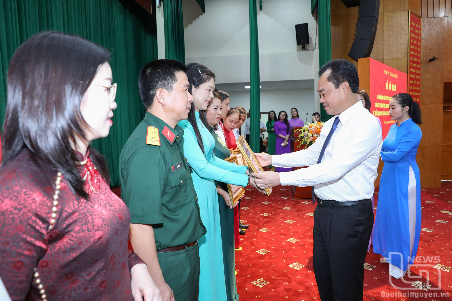 Đồng chí Bí thư Tỉnh ủy Trịnh Việt Hùng trao Bằng khen của Ban Thường vụ Tỉnh ủy tặng các tập thể xuất sắc trong thực hiện Chỉ thị số 05-CT/TW.