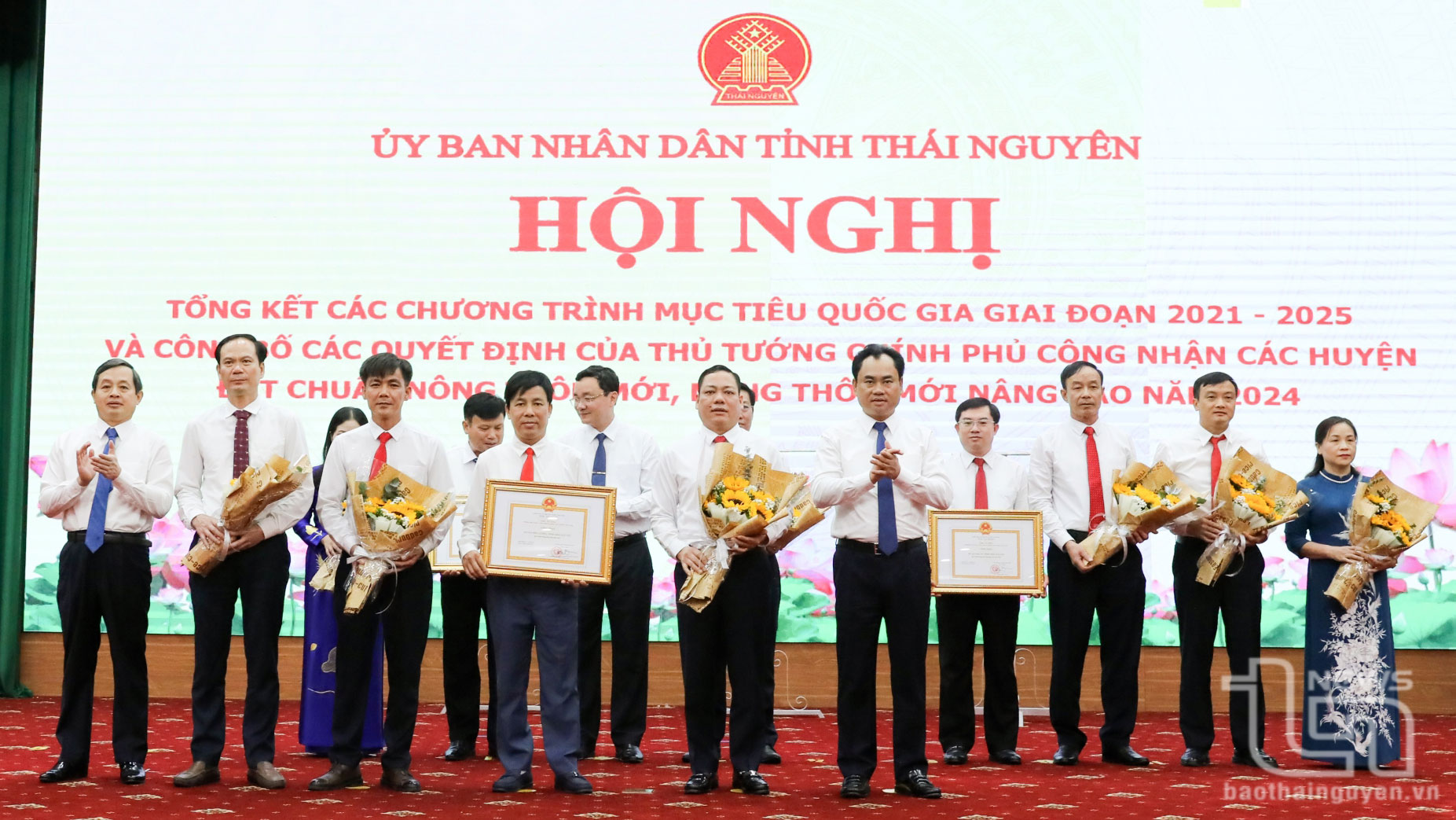 Các đồng chí lãnh đạo tỉnh trao quyết định công nhận huyện Phú Bình đạt chuẩn nông thôn mới nâng cao.