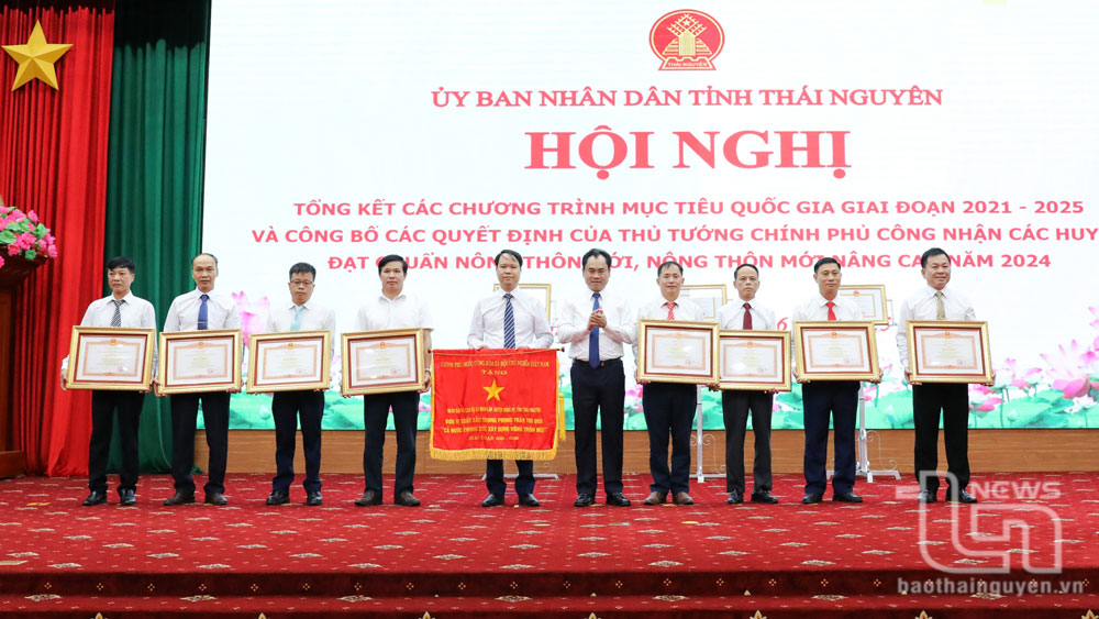Tỉnh Thái Nguyên có 1 tập thể được nhận Cờ thi đua của Chính phủ, 8 tập thể được nhận Bằng khen của Thủ tướng Chính phủ do có nhiều thành tích trong thực hiện các chương trình mục tiêu quốc gia.