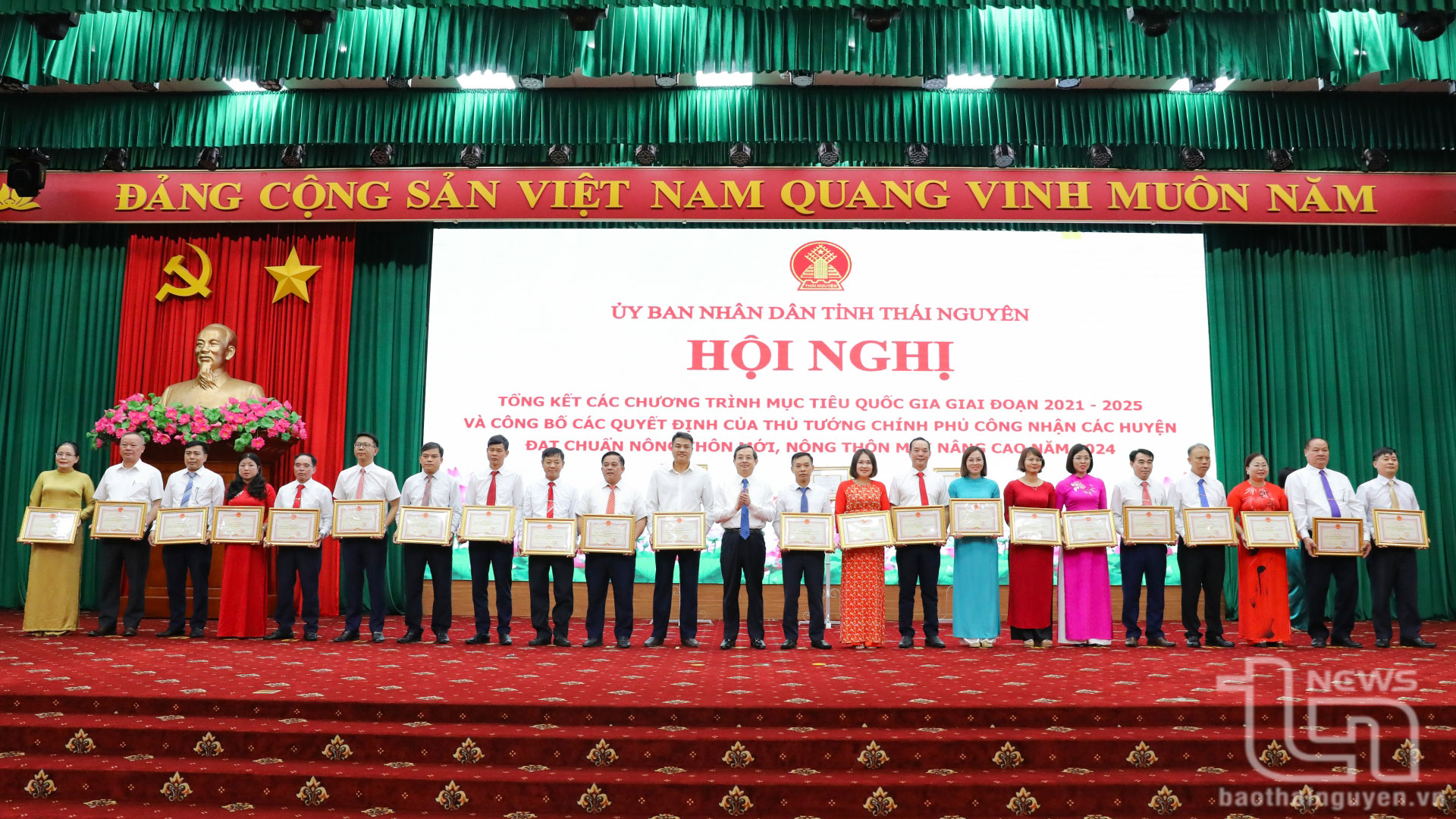 UBND tỉnh khen thưởng các tập thể, cá nhân có nhiều đóng góp tích cực trong quá trình triển khai thực hiện các chương trình.