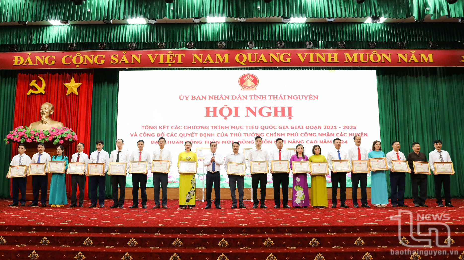 UBND tỉnh khen thưởng các tập thể, cá nhân có nhiều đóng góp tích cực trong quá trình triển khai thực hiện các chương trình.