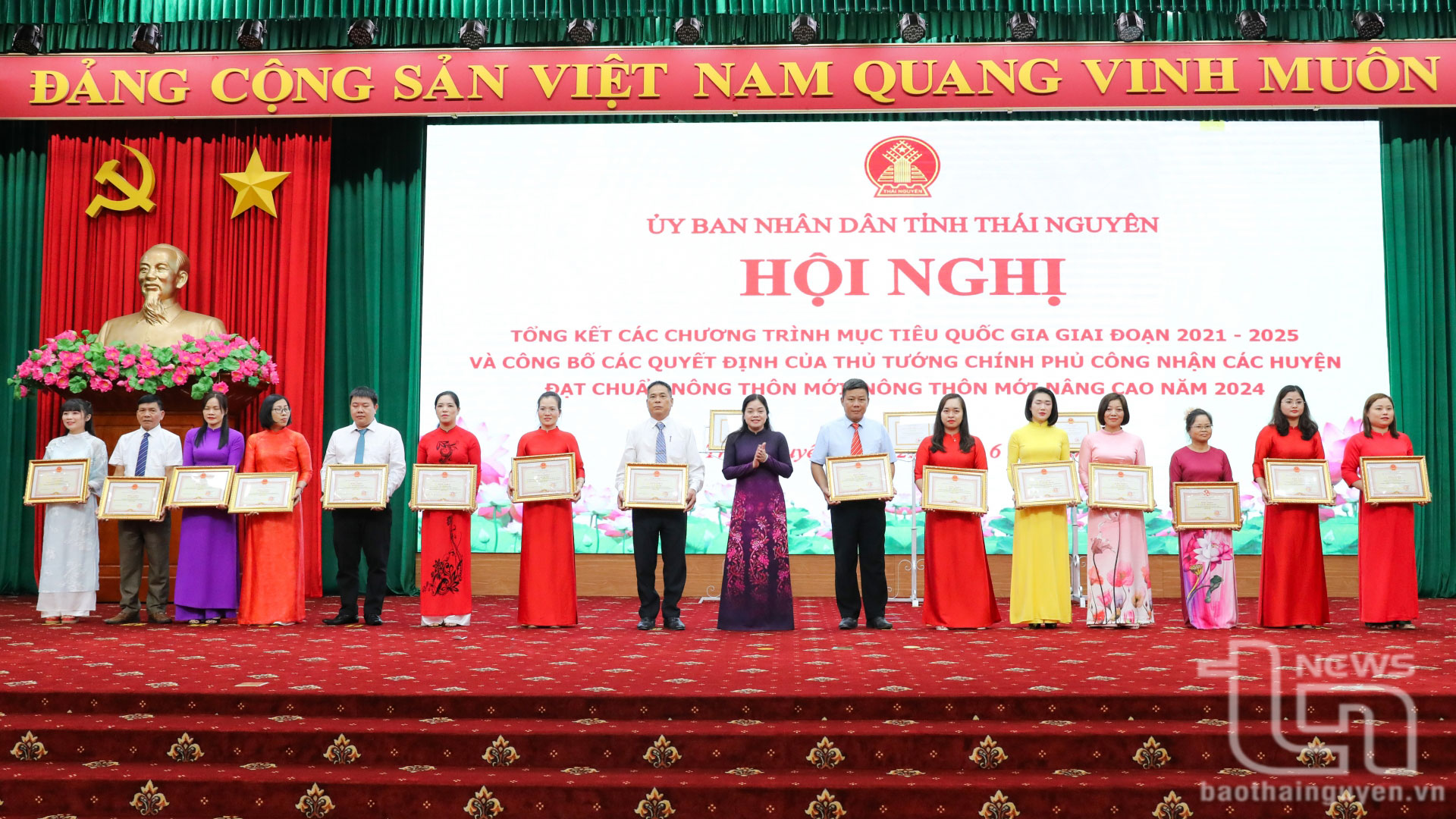 UBND tỉnh khen thưởng các tập thể, cá nhân có nhiều đóng góp tích cực trong quá trình triển khai thực hiện các chương trình.