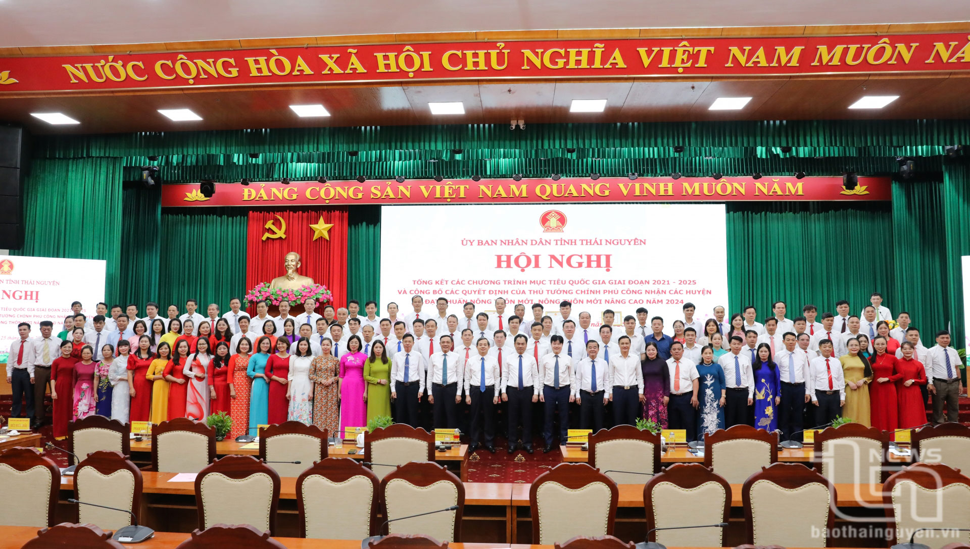 Các đại biểu chụp ảnh lưu niệm tại Hội nghị.