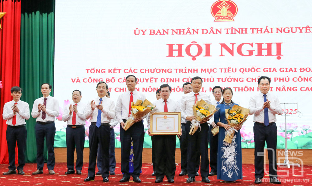 Các đồng chí lãnh đạo tỉnh trao quyết định công nhận huyện Đại Từ đạt chuẩn nông thôn mới nâng cao.