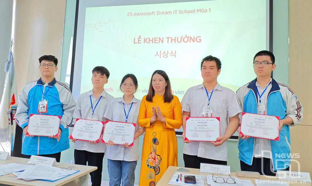 Khen thưởng học sinh xuất sắc tại khóa học Công nghệ thông tin - Ước mơ Ewoosoft