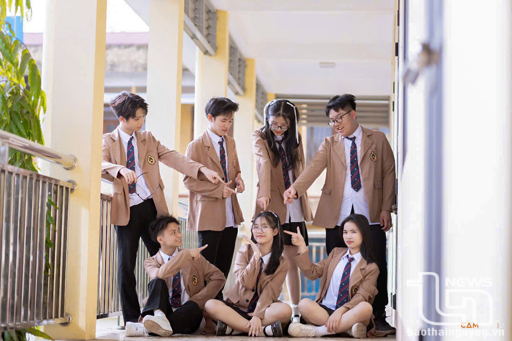 Học sinh cuối cấp chụp ảnh để lưu khoảnh khắc thanh xuân còn lại.