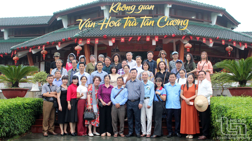 Đoàn tham quan tại Không gian văn hóa trà Tân Cương.
