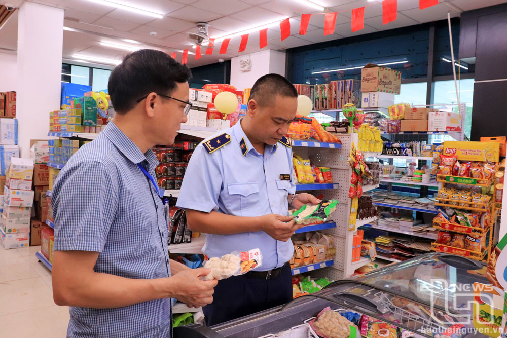 Đoàn công tác kiểm tra tại cửa hàng C-Mart trên địa bàn thị trấn Hương Sơn (Phú Bình).