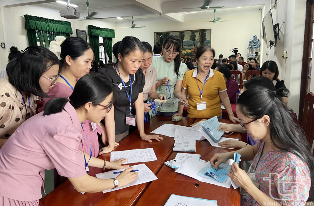 Cán bộ coi thi rà soát lại thông tin của các thí sinh.