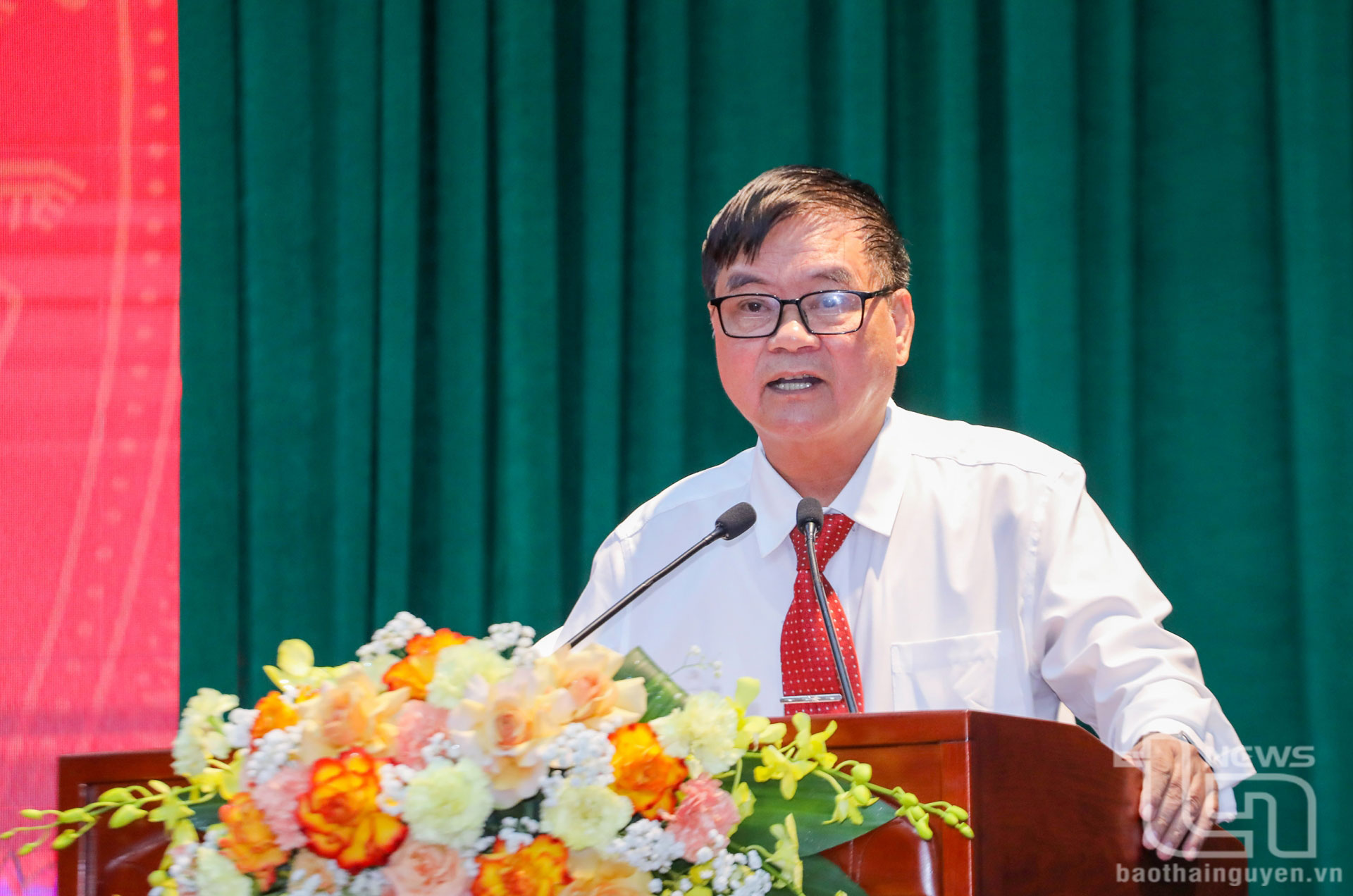 Nhà báo Phan Hữu Minh, nguyên Ủy viên Ban Thường vụ, nguyên Trưởng Ban Kiểm tra Hội Nhà báo Việt Nam, nguyên Tổng Biên tập Báo Thái Nguyên, nguyên Giám đốc Đài Phát thanh - Truyền hình Thái Nguyên, phát biểu tham luận tại Lễ kỷ niệm.