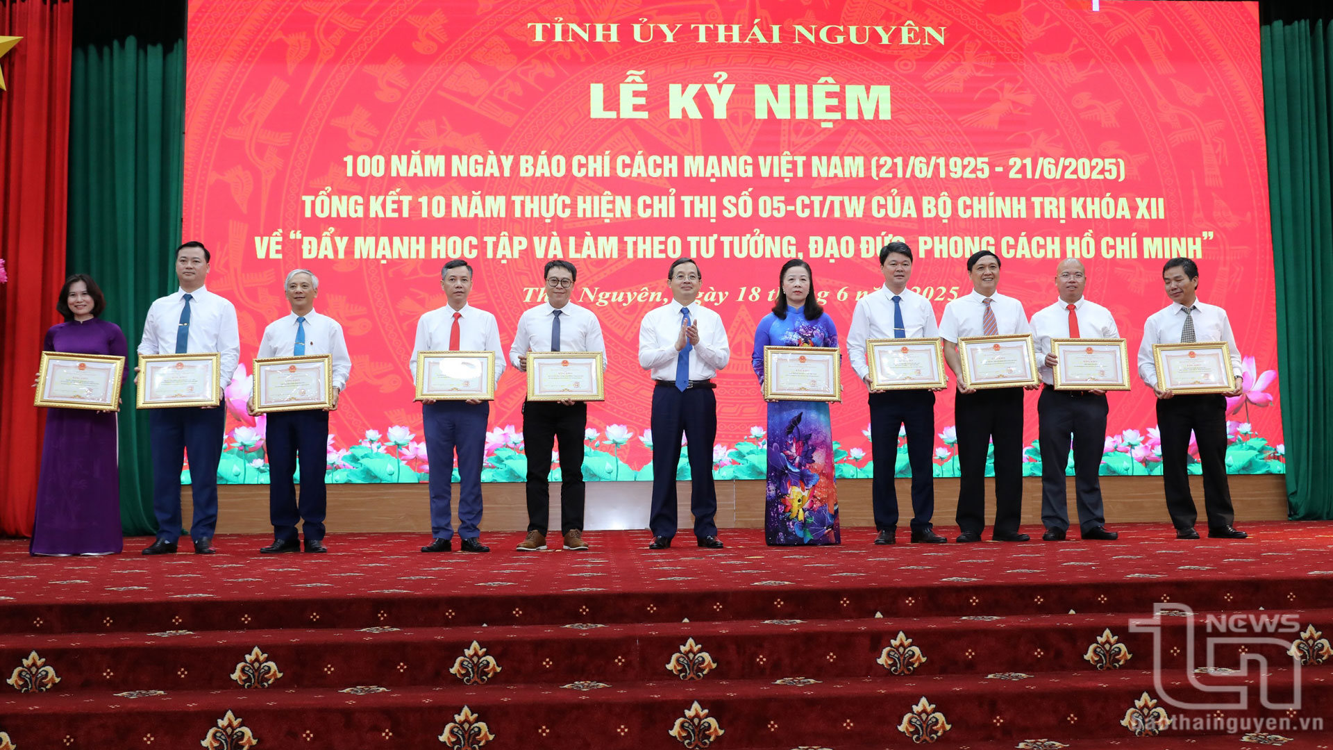 Đồng chí Phó Bí thư Thường trực Tỉnh ủy, Chủ tịch HĐND tỉnh Phạm Hoàng Sơn trao Bằng khen của UBND tỉnh tặng các tập thể có nhiều đóng góp trong công tác tuyên truyền về tỉnh Thái Nguyên trên báo chí.