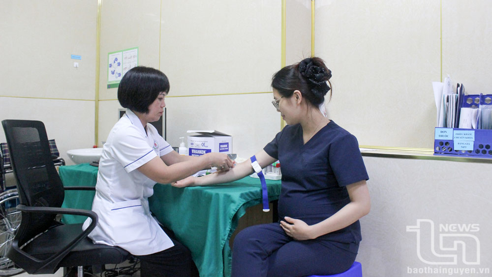 Thai phụ được lấy máu làm xét nghiệm sàng lọc chẩn đoán trước sinh.