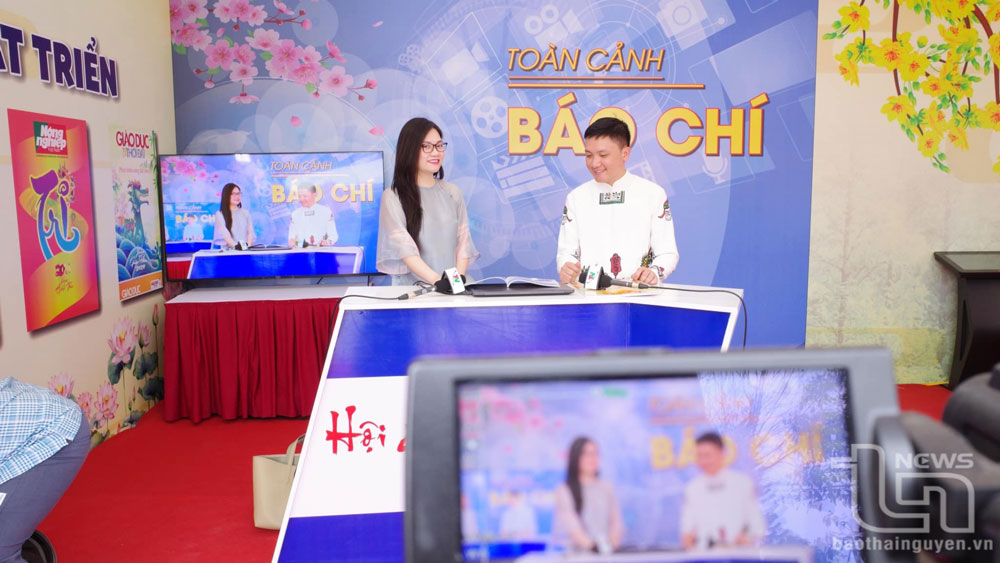 Nhà báo Liêu Thu Nga nhanh nhạy nắm bắt công nghệ để vận dụng vào thực hiện nhiệm vụ chuyên môn.