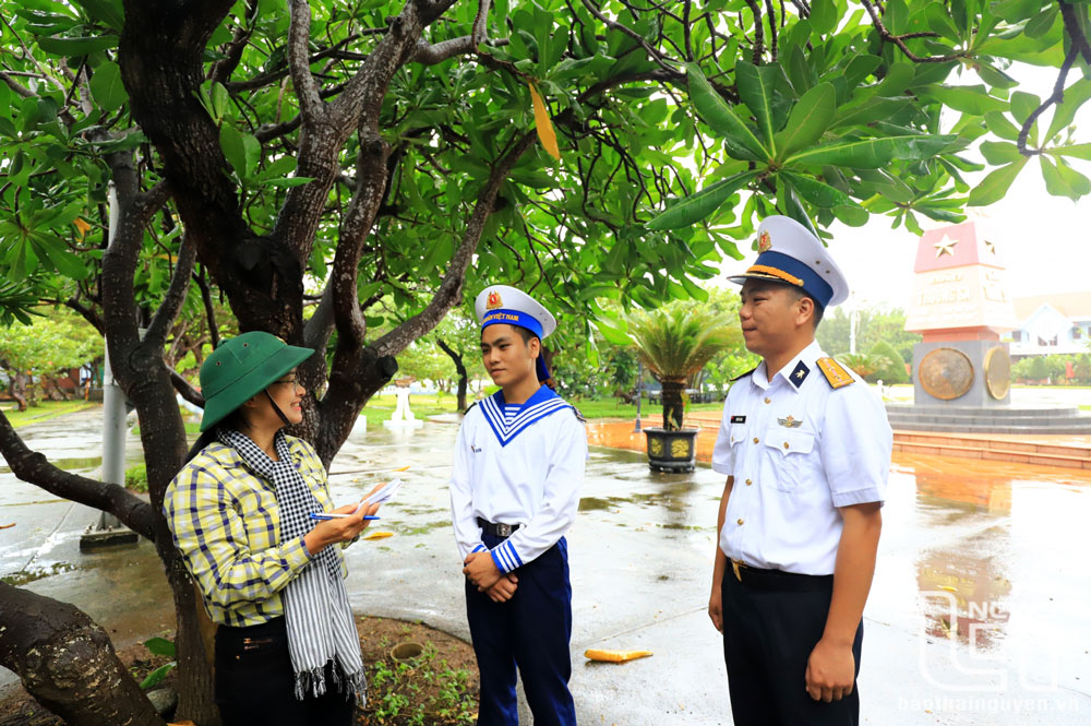 Nhà báo Linh Lan phỏng vấn các chiến sĩ là người Thái Nguyên đang công tác tại đảo Trường Sa.