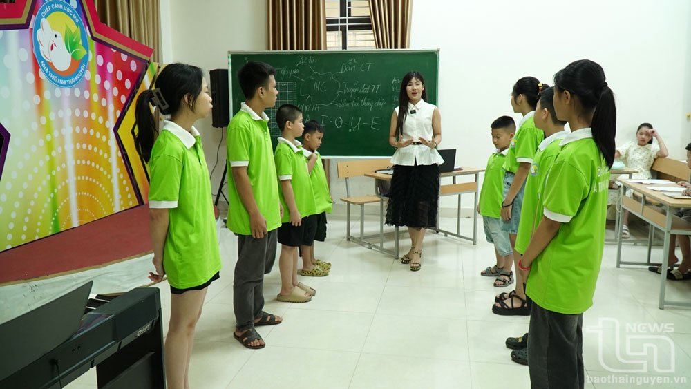 Học sinh tham gia lớp học MC dịp hè tại Nhà thiếu nhi Thái Nguyên. Ảnh: Mạnh Hùng
