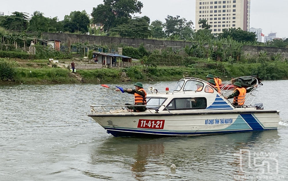 Lực lượng vũ trang tỉnh Thái Nguyên tập huấn lái xuống trên sông phục vụ công tác phòng chống thiên tai, tìm kiếm cứu nạn.