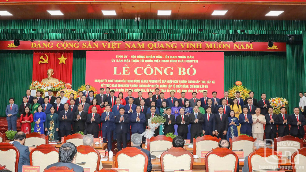 Các đại biểu chụp ảnh lưu niệm tại buổi Lễ.