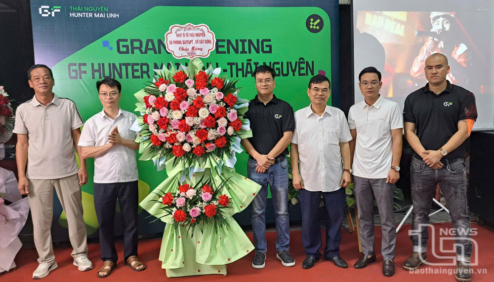 Lãnh đạo các đơn vị chúc mừng Lễ khai trương.
