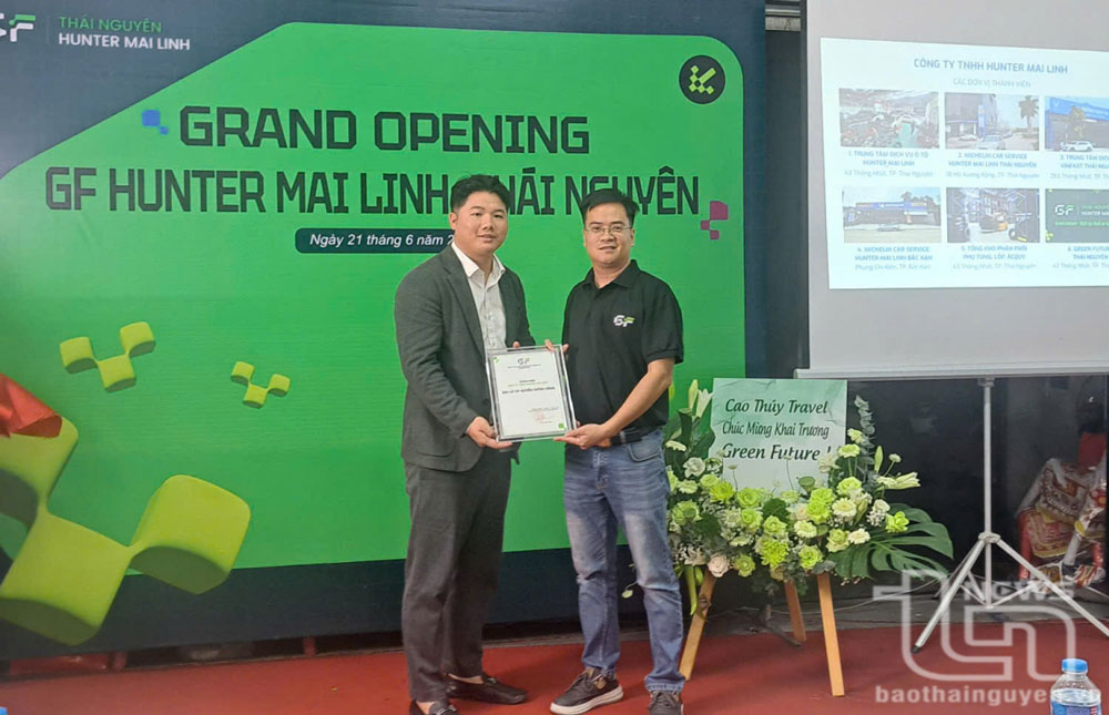 Ông Lê Hải Nam, Giám đốc miền Bắc quản lý đại lý cho thuê (bên trái), trao chứng nhận đại lý ủy quyền chính hãng cho ông Lê Phan Quang, Giám đốc Công Ty TNHH Hunter Mai Linh Thái Nguyên.