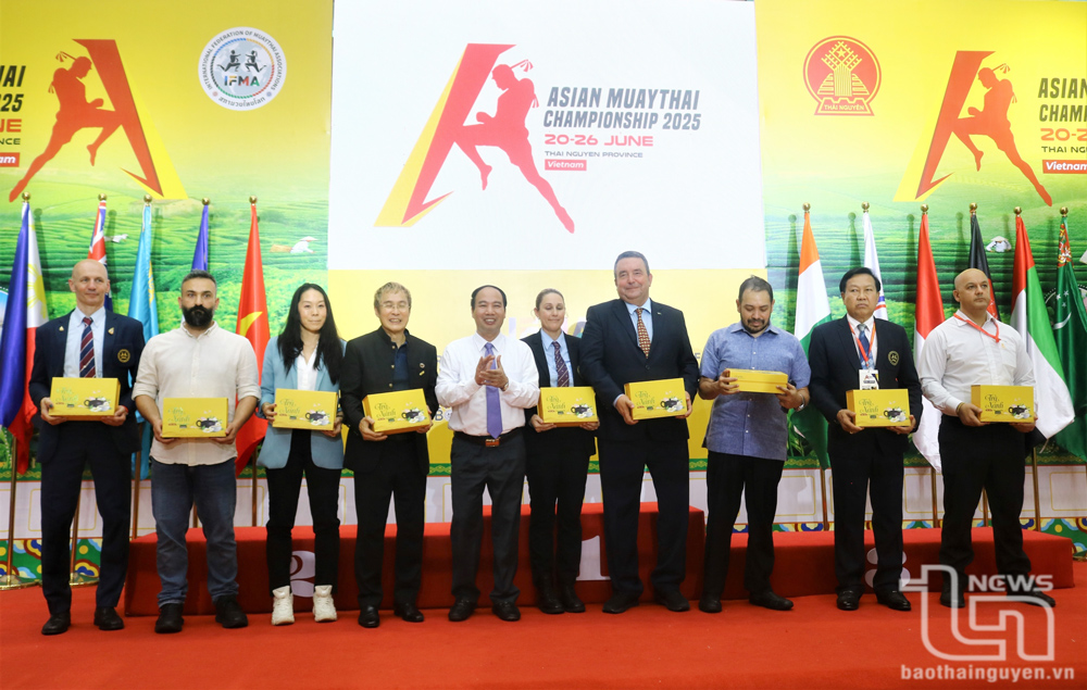 Ông Nguyễn Văn Ngọc, Giám đốc Sở Văn hóa, Thể thao và Du lịch tỉnh Thái Nguyên, Phó Trưởng Ban Tổ chức thường trực Giải, tặng quà là chè Thái Nguyên cho các quan chức, trọng tài quốc tế.