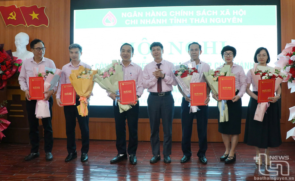 Đại diện NHCSXH Việt Nam trao các quyết định điều động, bổ nhiệm 6 Phó Giám đốc Chi nhánh NHCSXH tỉnh Thái Nguyên.