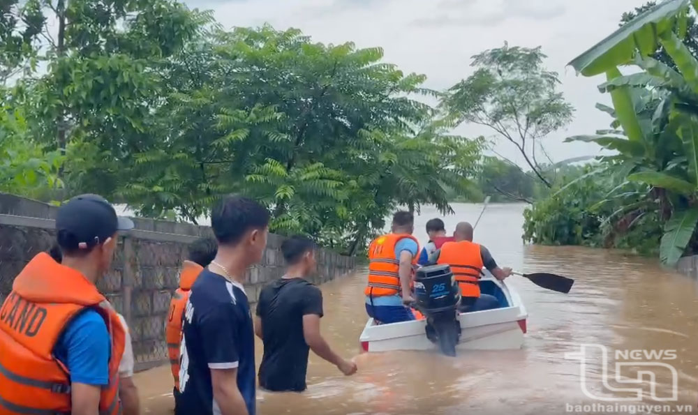 Lực lượng chức năng được huy động hỗ trợ người dân vùng ngập lụt tại TP. Sông Công.