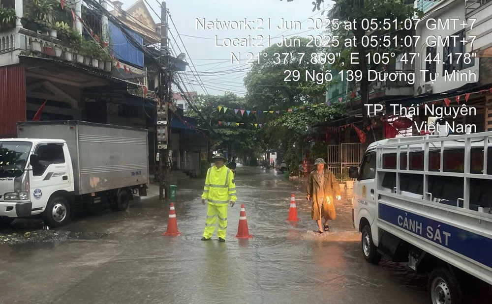 Lực lượng Công an tỉnh triển khai các tổ chốt đặt biển cảnh báo tại những điểm ngập lụt, ngăn người, phương tiện di chuyển qua khu vực nguy hiểm.