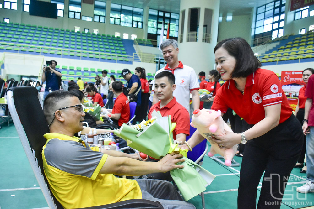 Lãnh đạo Hội Chữ thập đỏ tỉnh Thái Nguyên và Viện Huyết học Truyền máu Trung ương tặng quà, động viên người tham gia hiến máu.