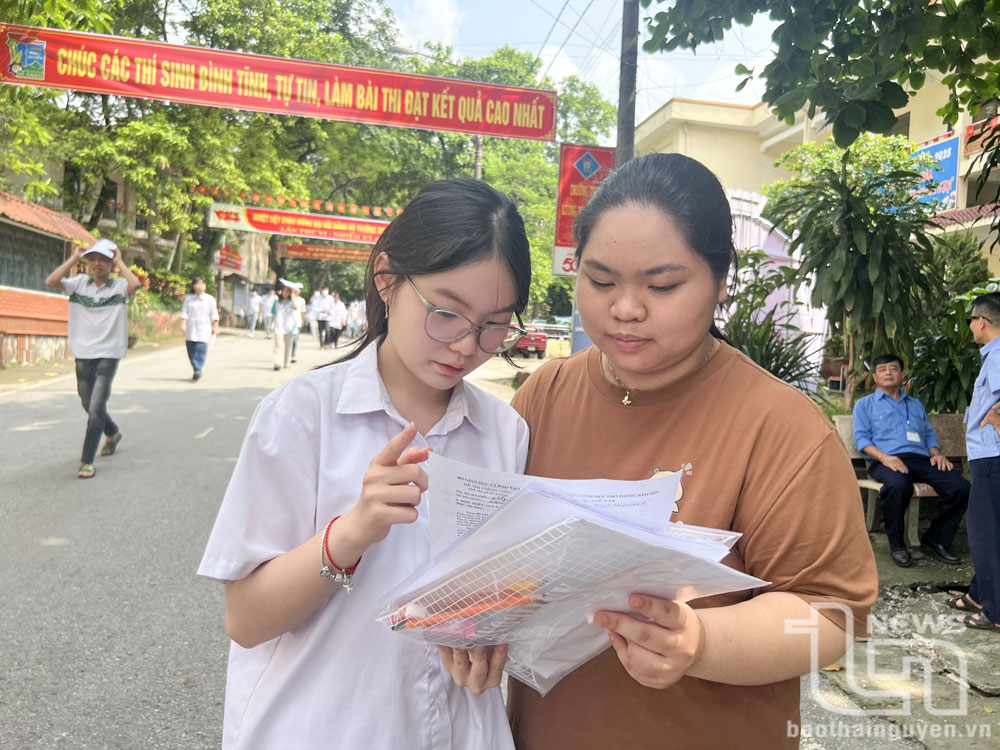 Thí sinh trao đổi kết quả làm bài thi tại Kỳ thi tốt nghiệp THPT 2025.